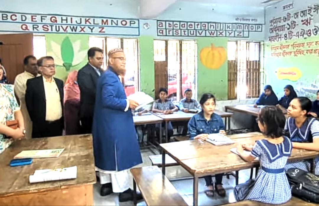 হঠাৎ ক্লাসে ঢুকে নিজেই পাঠ দিলেন লক্ষ্মীপুরের জেলা প্রশাসক